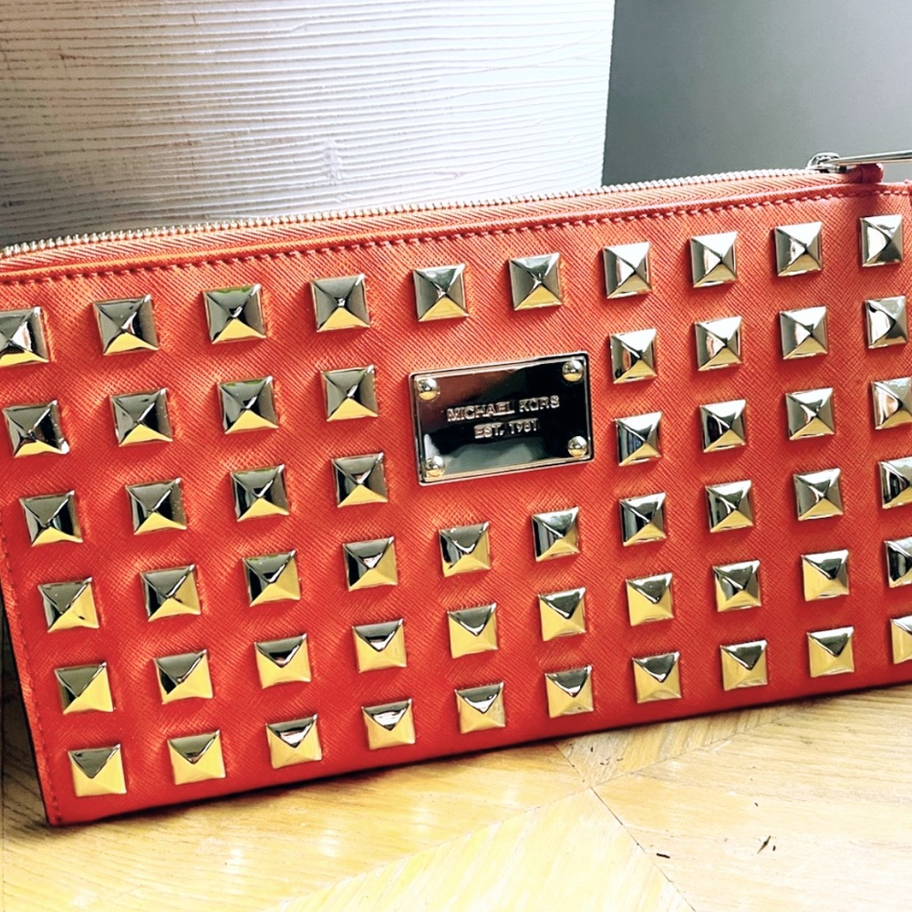 HOT!! 🔥 NEW Listings!!⚡️RARE Michael Kors ⚡️ Studded Wristlet W/ Compartments!